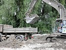 Die eingesetzten Drehkranzbagger laden Schlamm auf LKWs. (Bild öffnet sich in einem neuen Fenster)